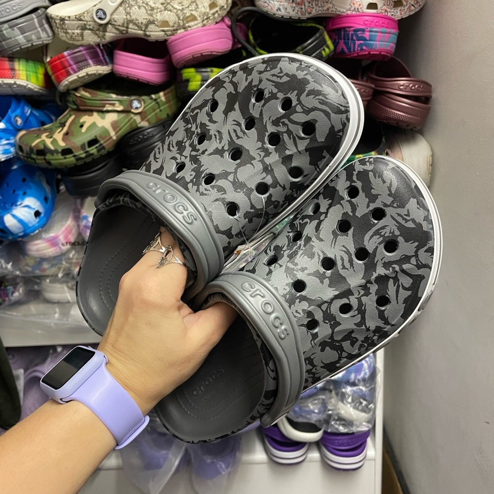 Gray camo baya crocs m8 w10